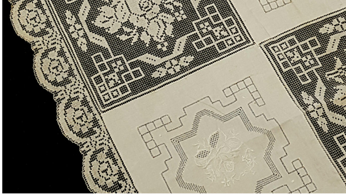 tovaglia da 8 al filet con ricami tono su tono - la camelia collezioni