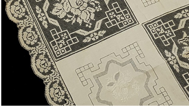 tovaglia da 8 al filet con ricami tono su tono - la camelia collezioni