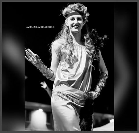 charleston flapper - abito grigio raso con guanti in pizzo e acconciatura - la camelia collezioni