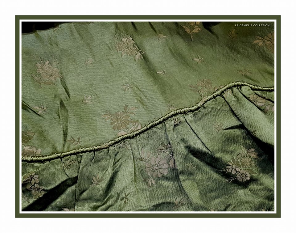 copriletto secolo 900 verde bosco con balza - la camelia collezioni