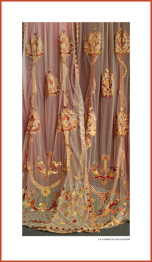 luxury - tende in tulle con applicazioni velluto - color mattone con palla - la camelia collezioni