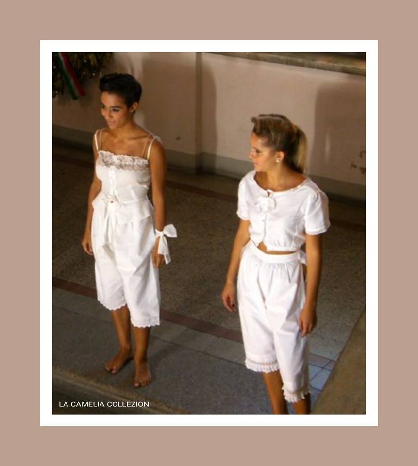 intimo antico e d'epoca in sfilata - corpetto e mutandoni - la camelia collezioni