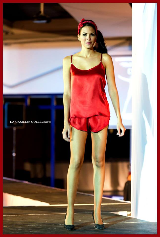 intimo e lingerie in sfilata - rosso di raso - la camelia collezioni