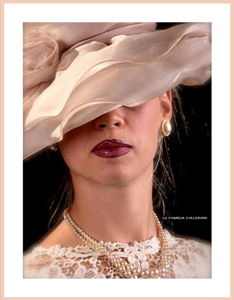 Cappello da cerimonia in organza color rosa tenue e fiore laterale - la camelia collezioni