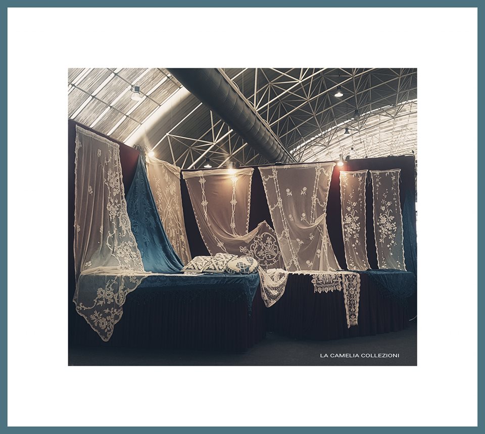 tende tulle napoleone III - allestimento stand Brocantage - settembre 2019 - la camelia collezioni
