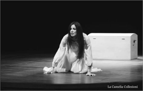 costumi per teatro - bianco plissettato con macramè - la camelia collezioni