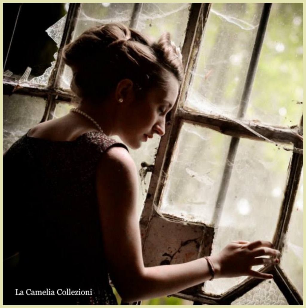 collezione di abiti d'epoca - anni 50 amaranto - la camelia collezioni